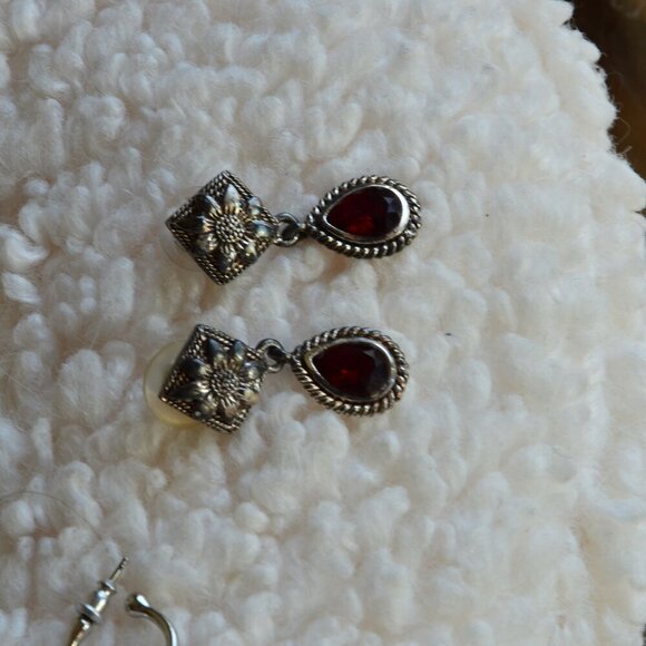 Lot of 3 Costume Earrings - Picture 4 of 6